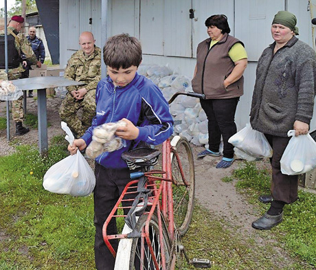 Найменші жителі східних областей по-дитячому радіють дорослій підтримці. Фото з сайту Луганської облдержадміністрації 